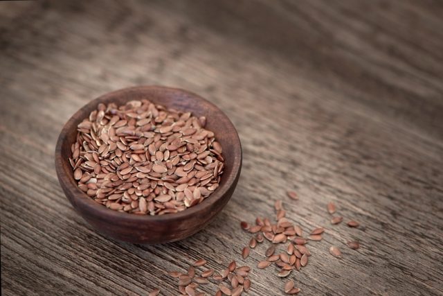 Top Flaxseed Oil Benefits for Glowing Skin, Nails and Health